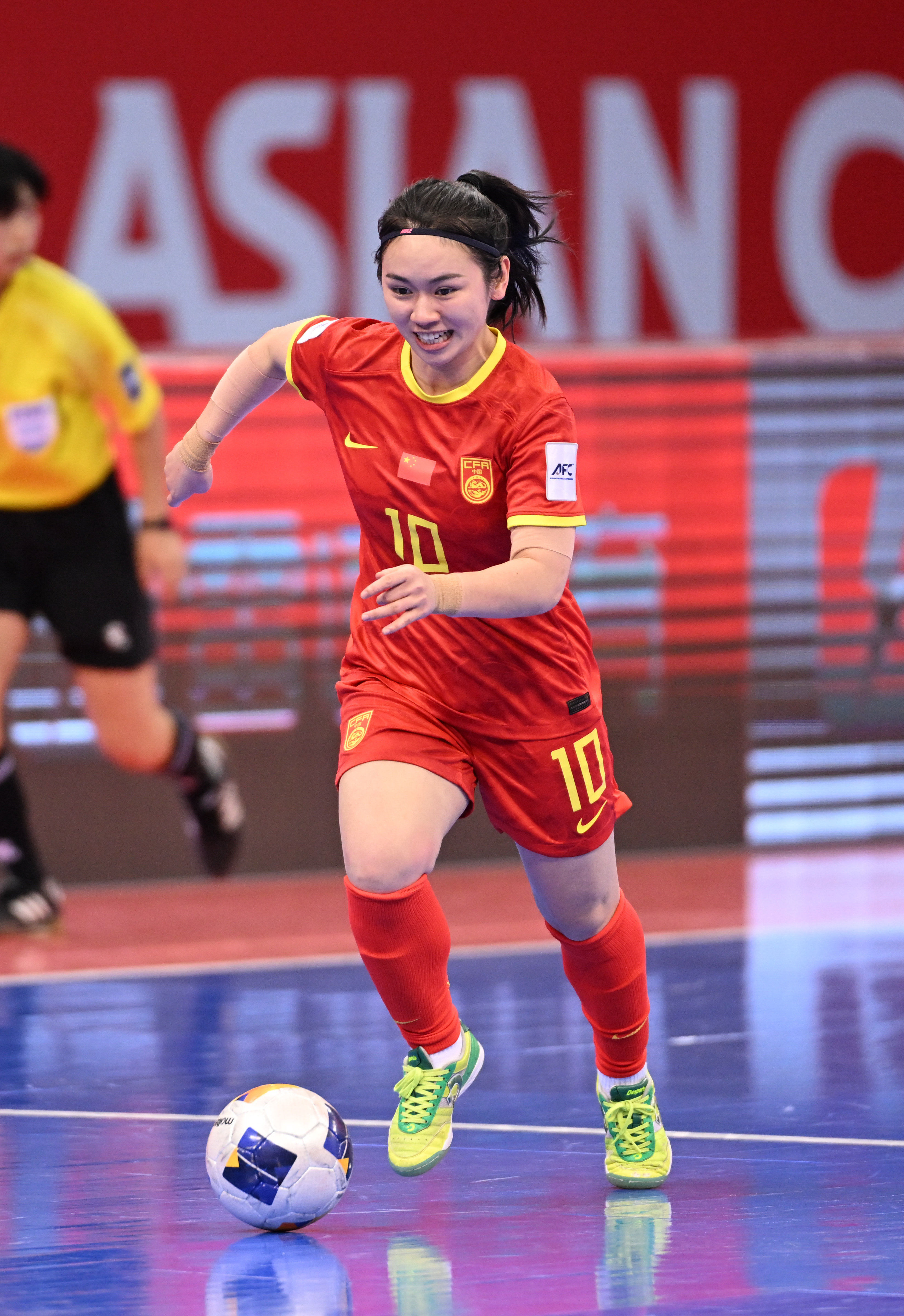 夺魁赛场，国内女子足球表现耀眼夺目